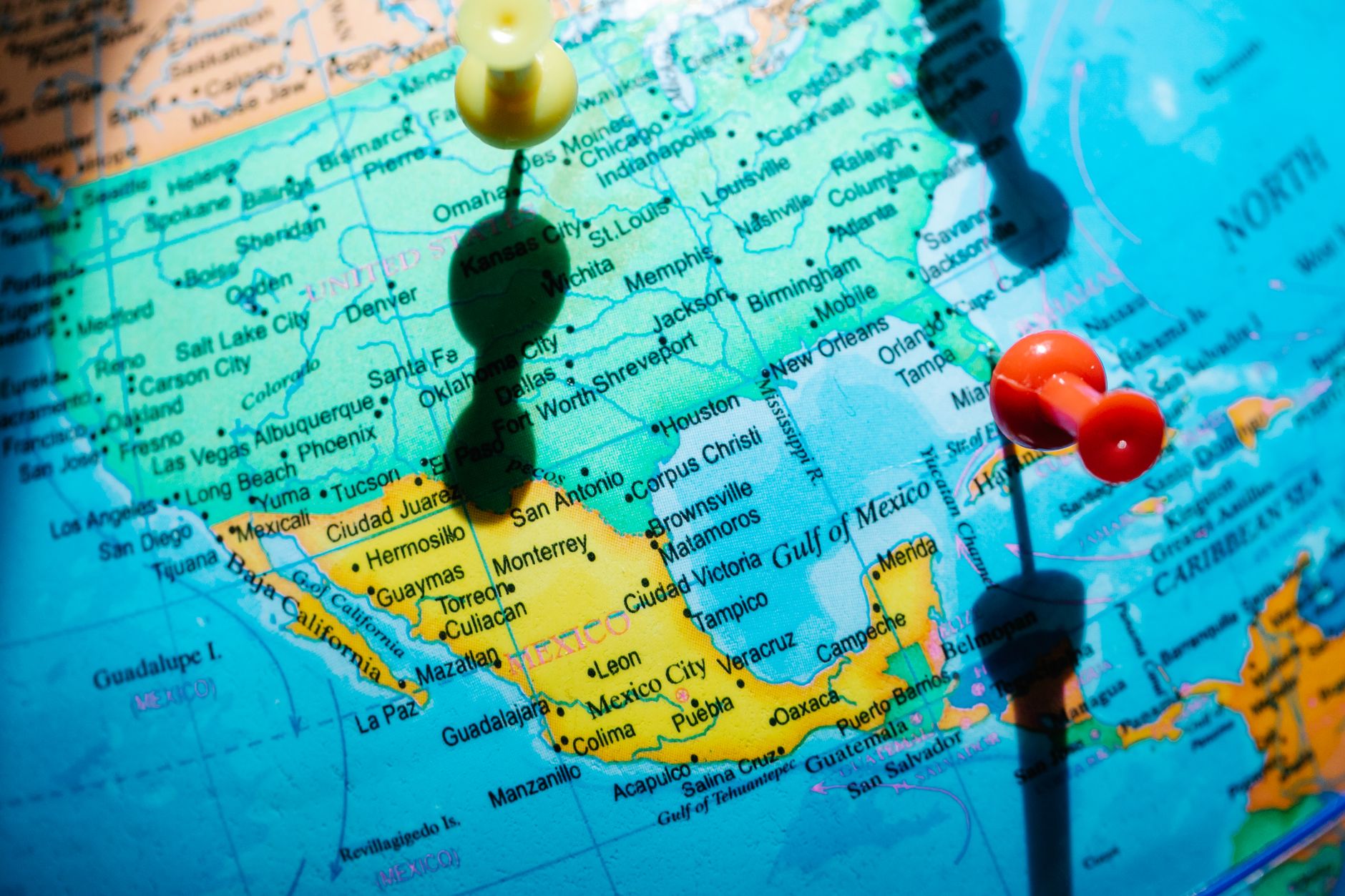 Mapa de Norteamérica con alfileres, imagen ilustrativa de la relación de seguridad entre México y Estados Unidos