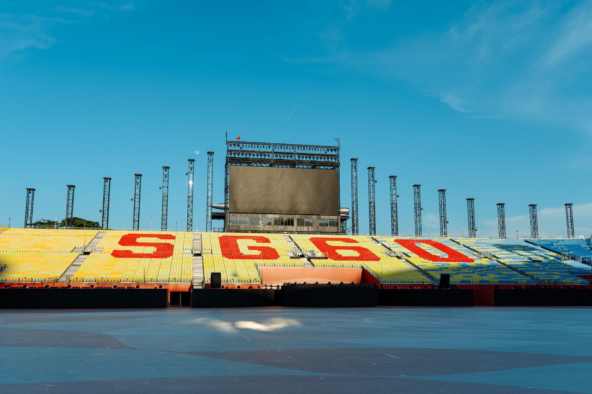 Estadio vacío con butacas de colores, imagen ilustrativa de un recinto para espectáculos musicales