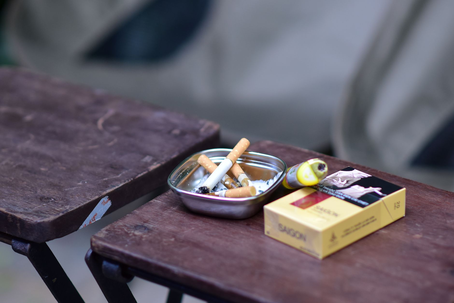 Cajetilla y cenicero con colillas, imagen de referencia sobre el consumo de cigarros ilegales en México