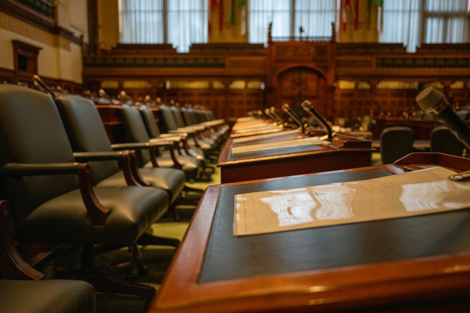 Sala legislativa con escritorios y micrófonos, imagen ilustrativa de una sesión del Consejo Nacional de Morena