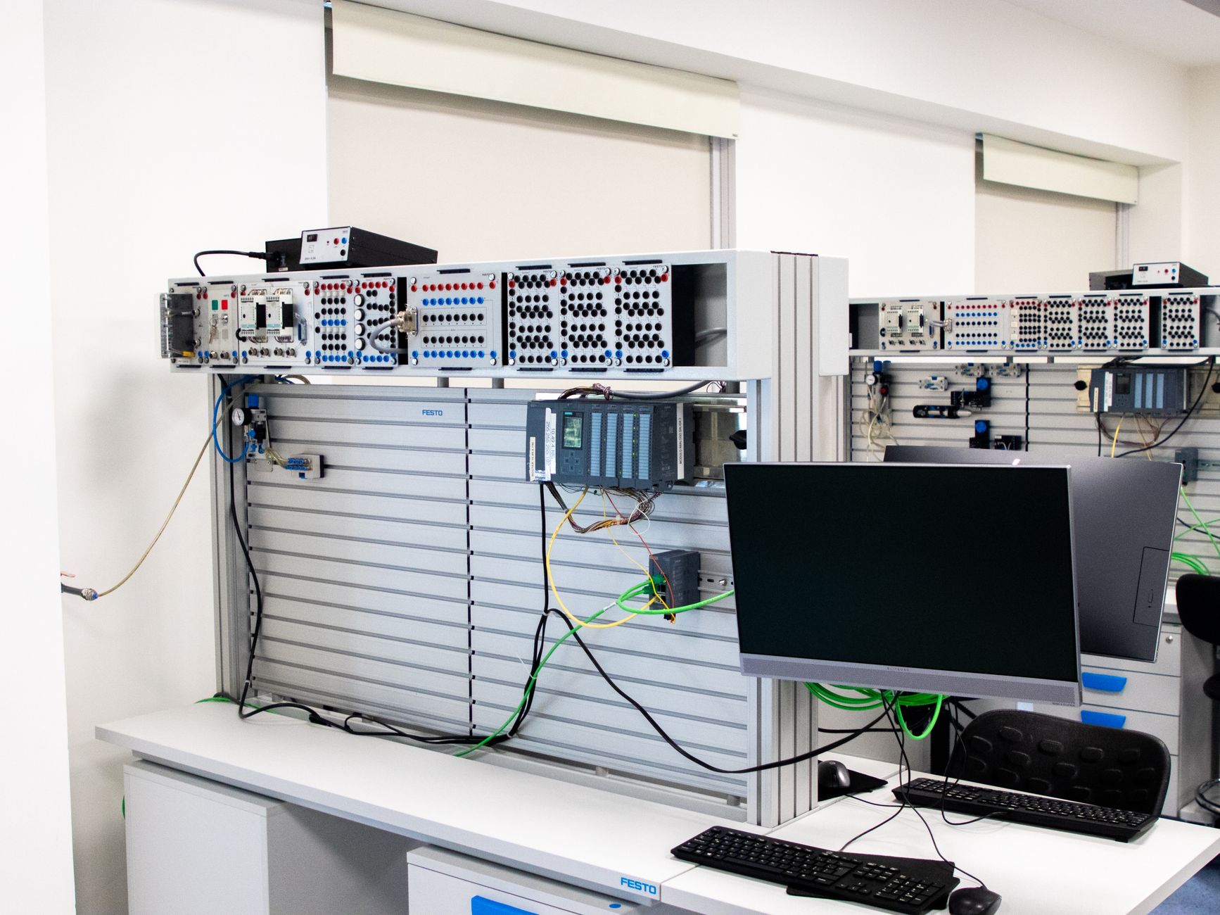 Convenio Defensa SSPC y sistemas de inteligencia: rack de equipos y computadora en un laboratorio técnico