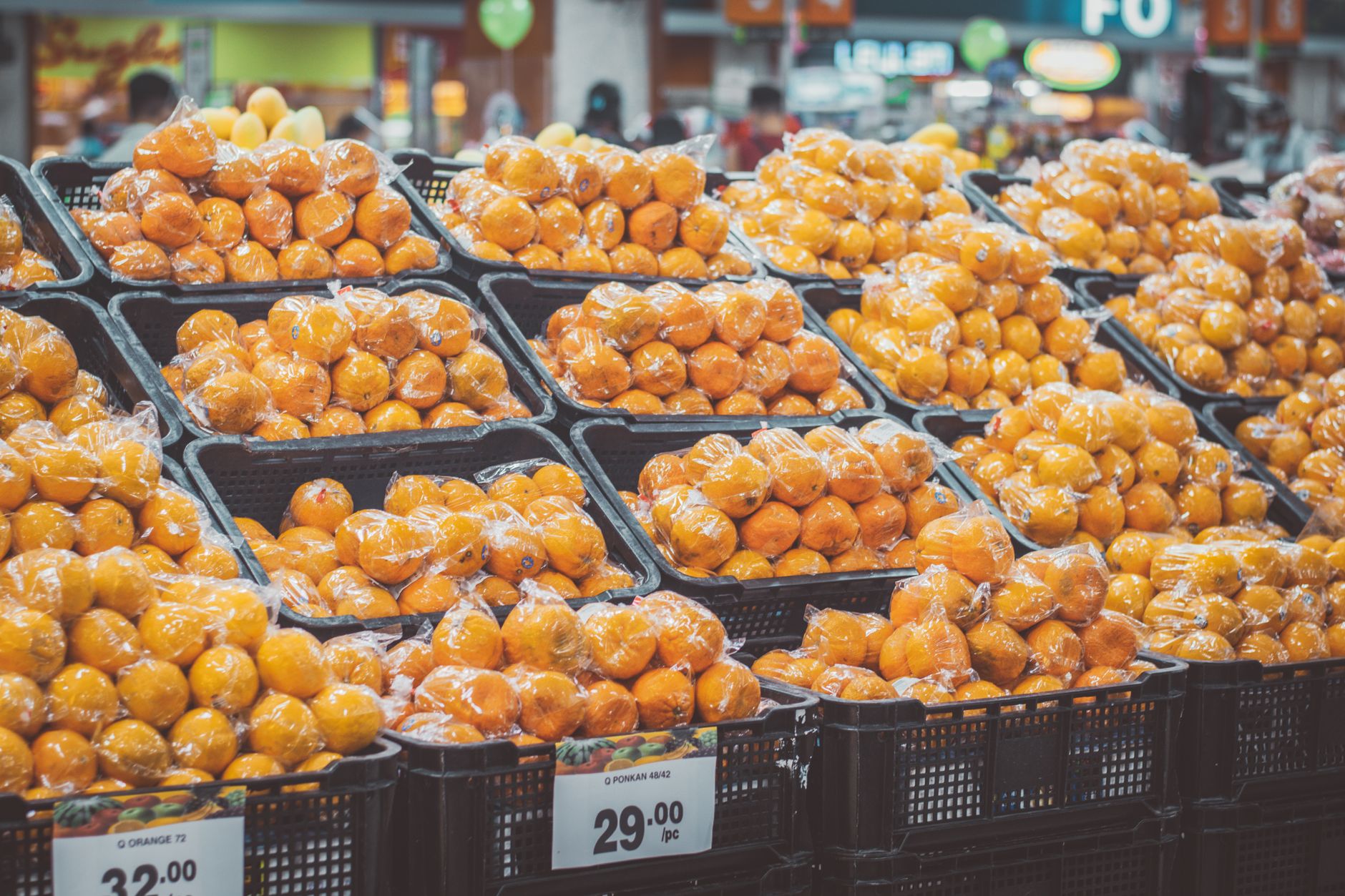 Frutas con etiqueta de precio en un supermercado, referencia de la inflación de septiembre 2026