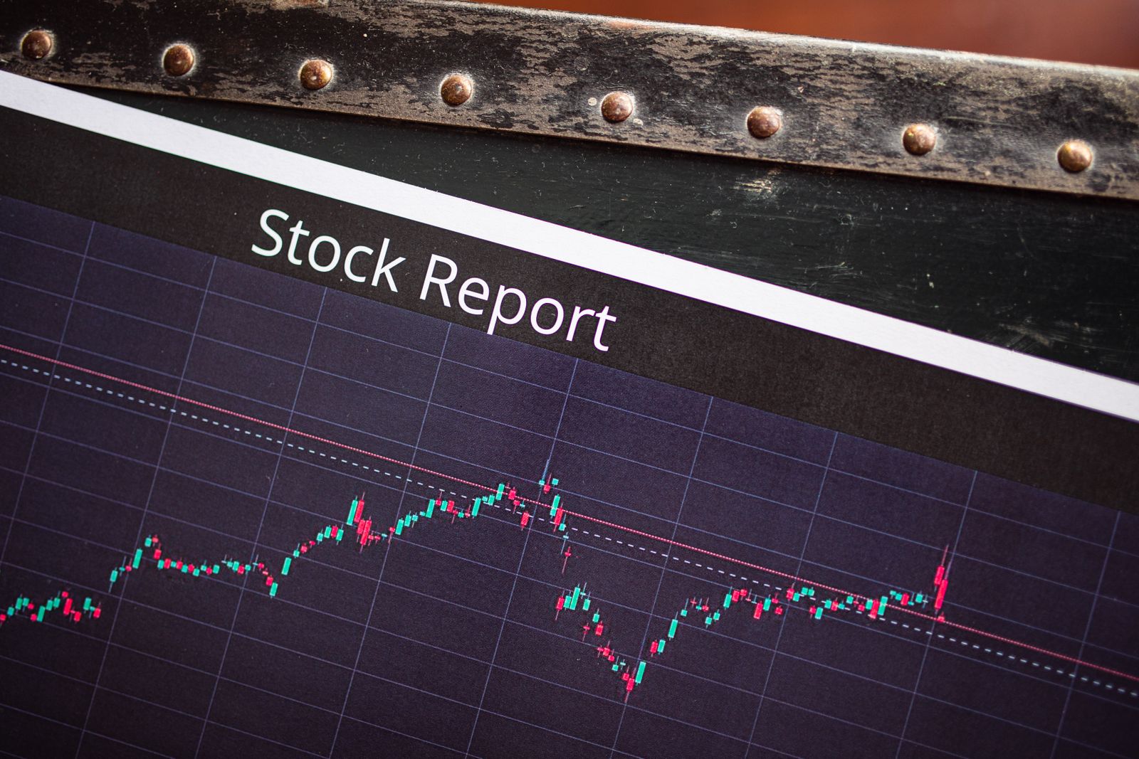 Reporte financiero con gráfica de desempeño del mercado, ligado a la encuesta de Banxico de los analistas
