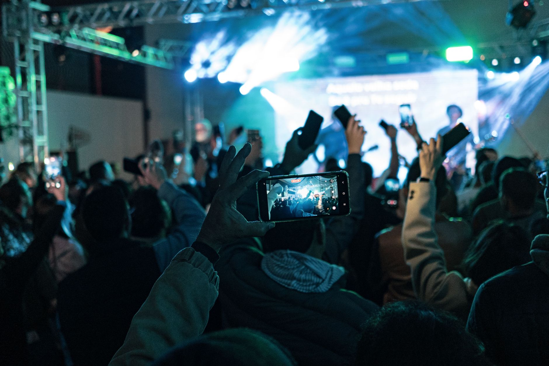 Público graba con celulares un concierto, como en la noche de Alejandro Sanz en el Estadio GNP