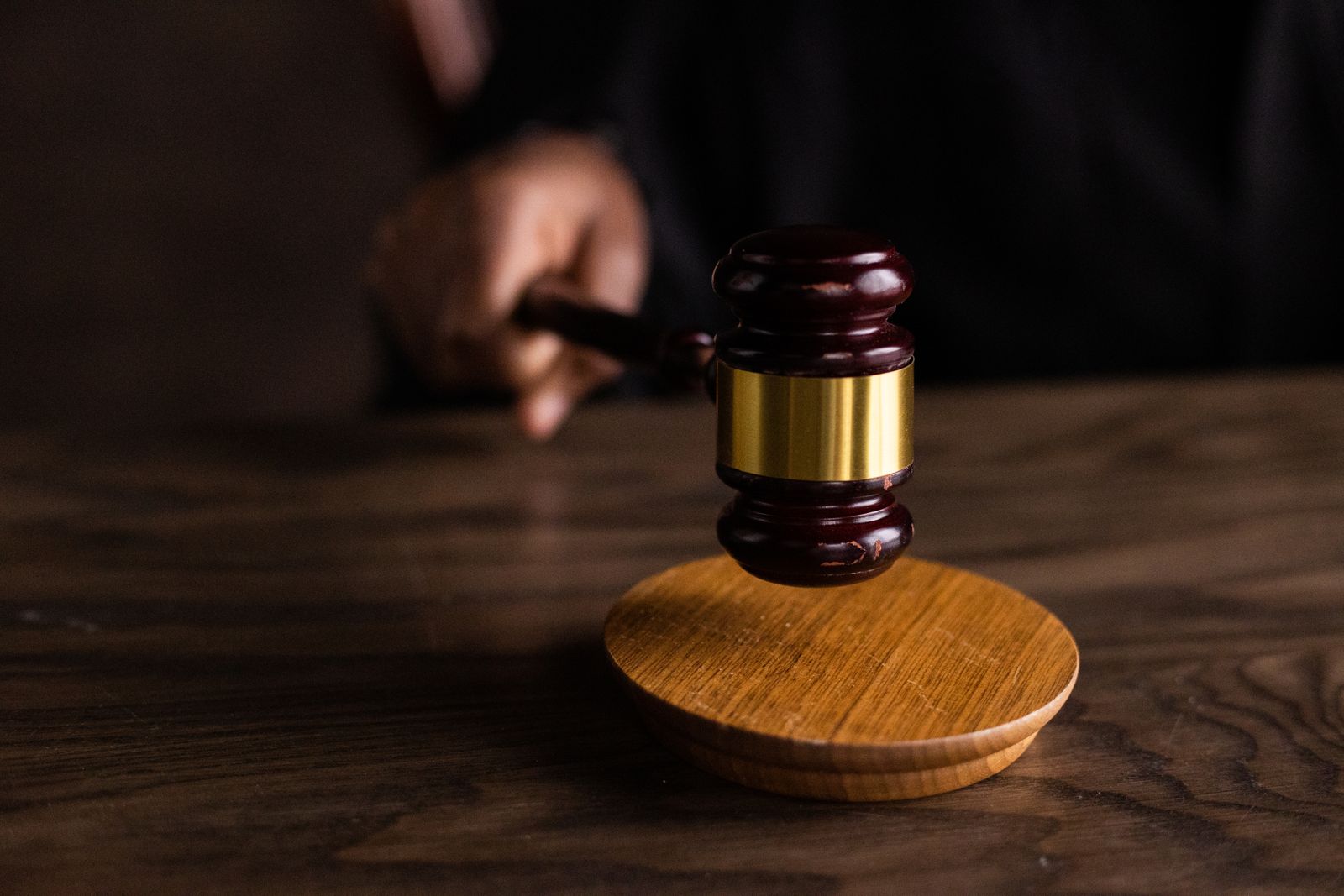Mazo de juez sobre una base de madera, símbolo de la justicia en la entrega de fugitivos a México