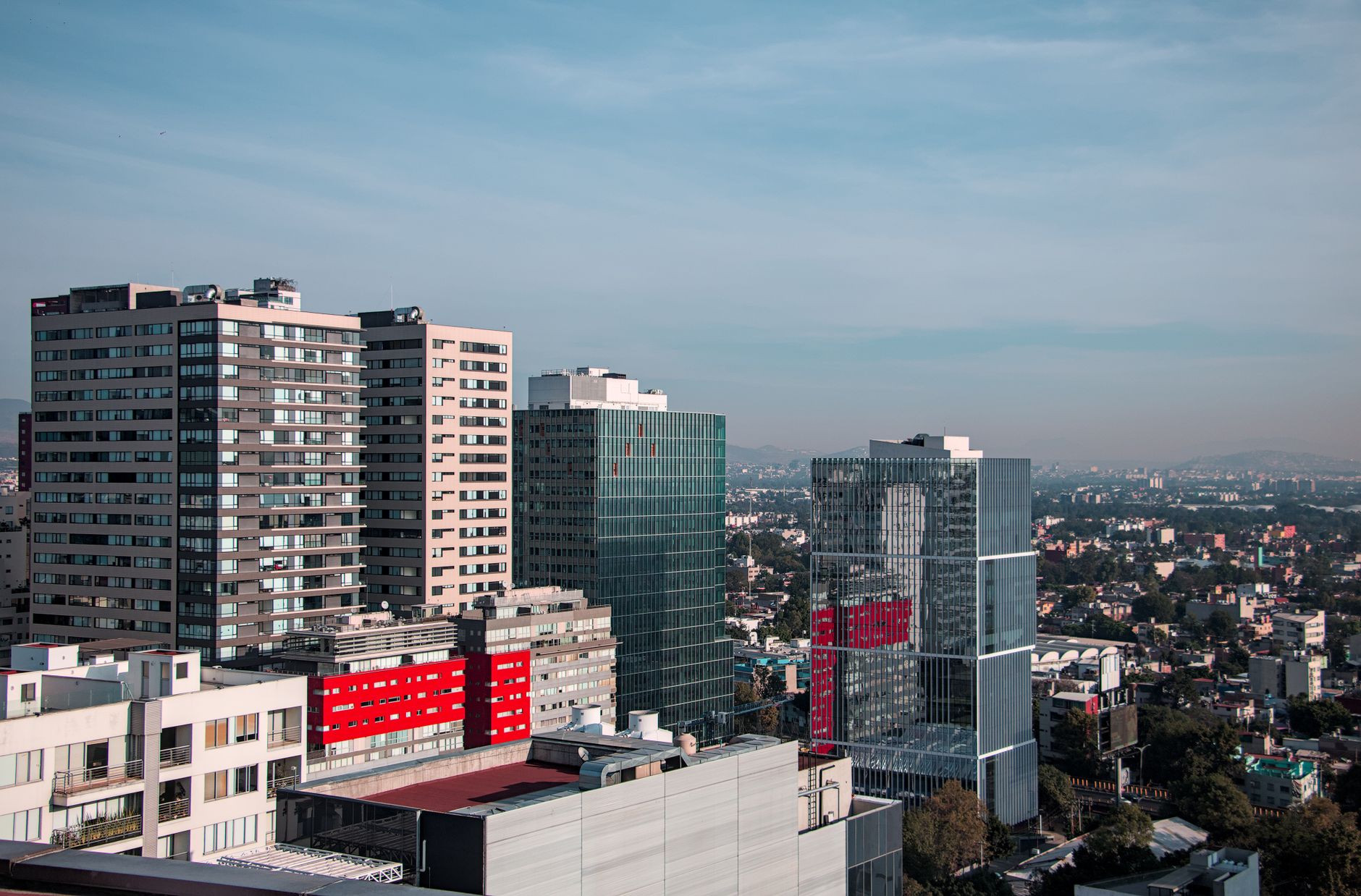 Edificios de oficinas en la Ciudad de México, donde se discute la deuda pública del país