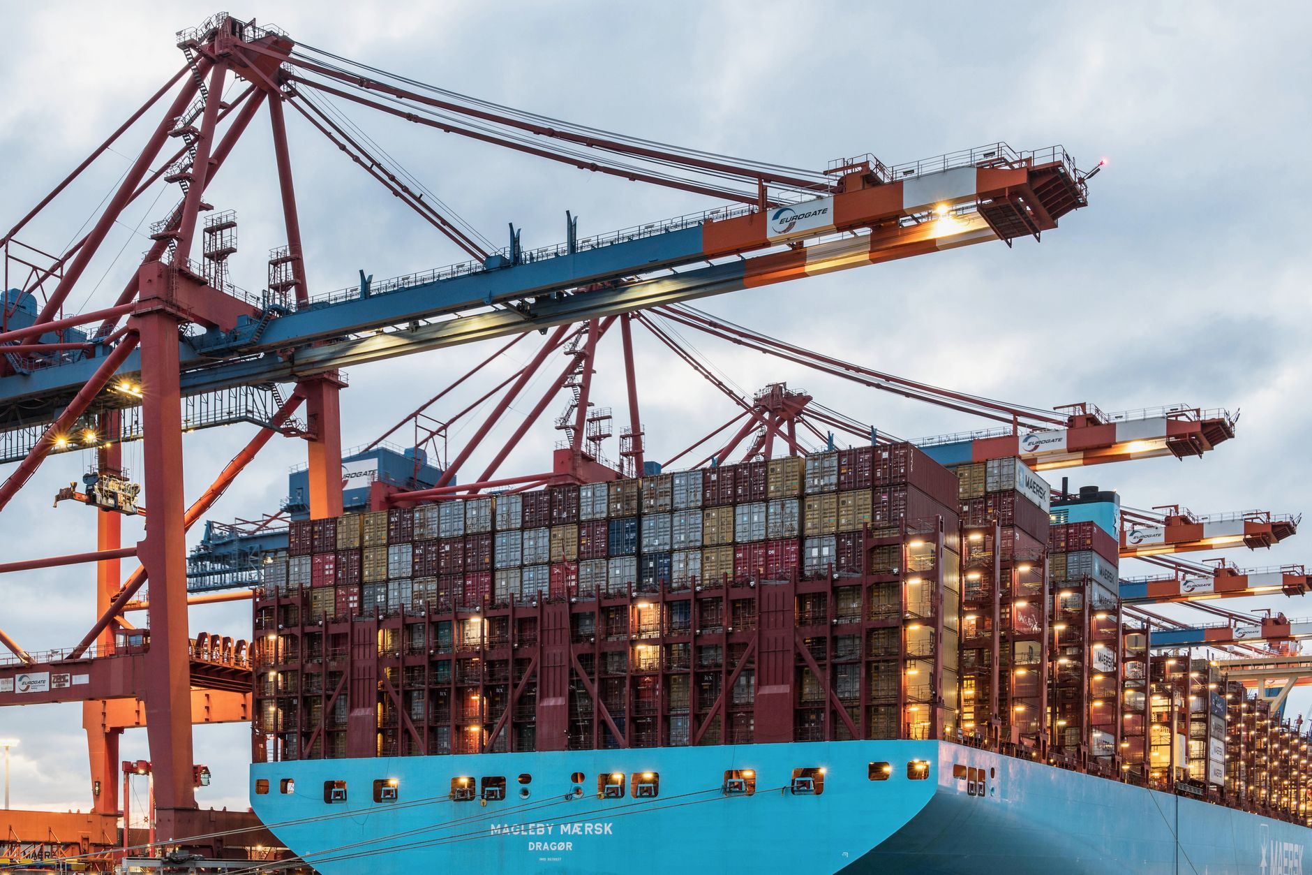 Buque con contenedores en un puerto, ilustración de las exportaciones que sostienen el pronóstico del FMI para México