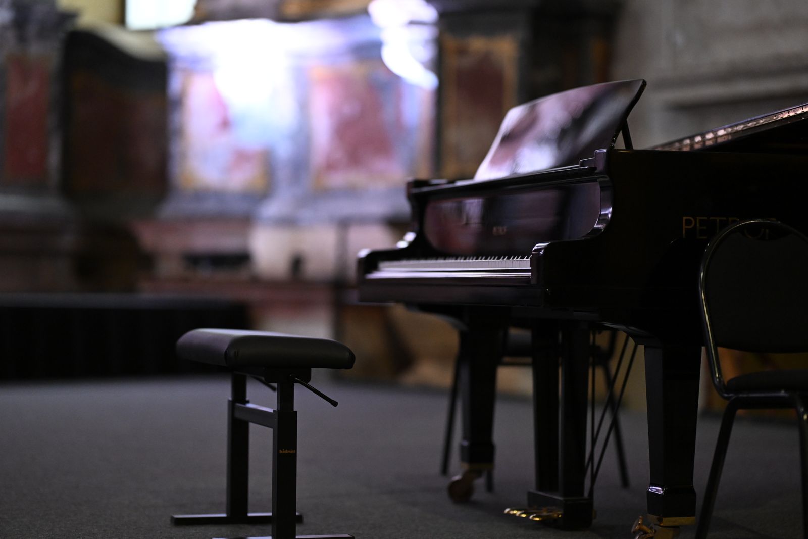 Piano de cola en una sala de conciertos, ambiente del concierto sinfónico de Francisco Céspedes