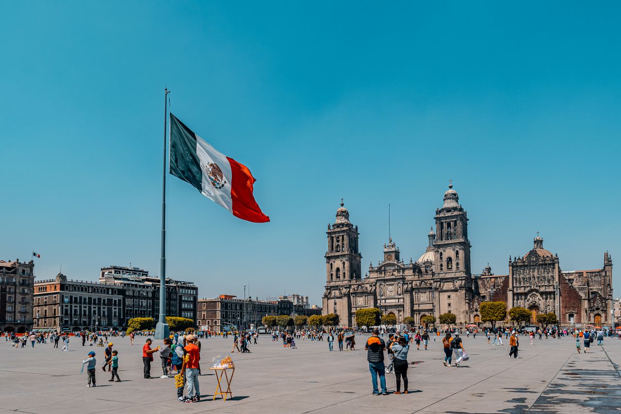 Plaza de la Constitución en la Ciudad de México con bandera monumental y la Catedral Metropolitana