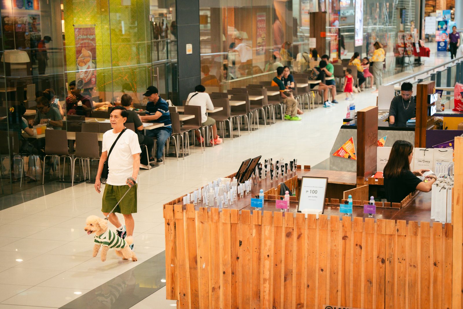Centro comercial con visitantes, imagen del consumo privado en México durante julio de 2026