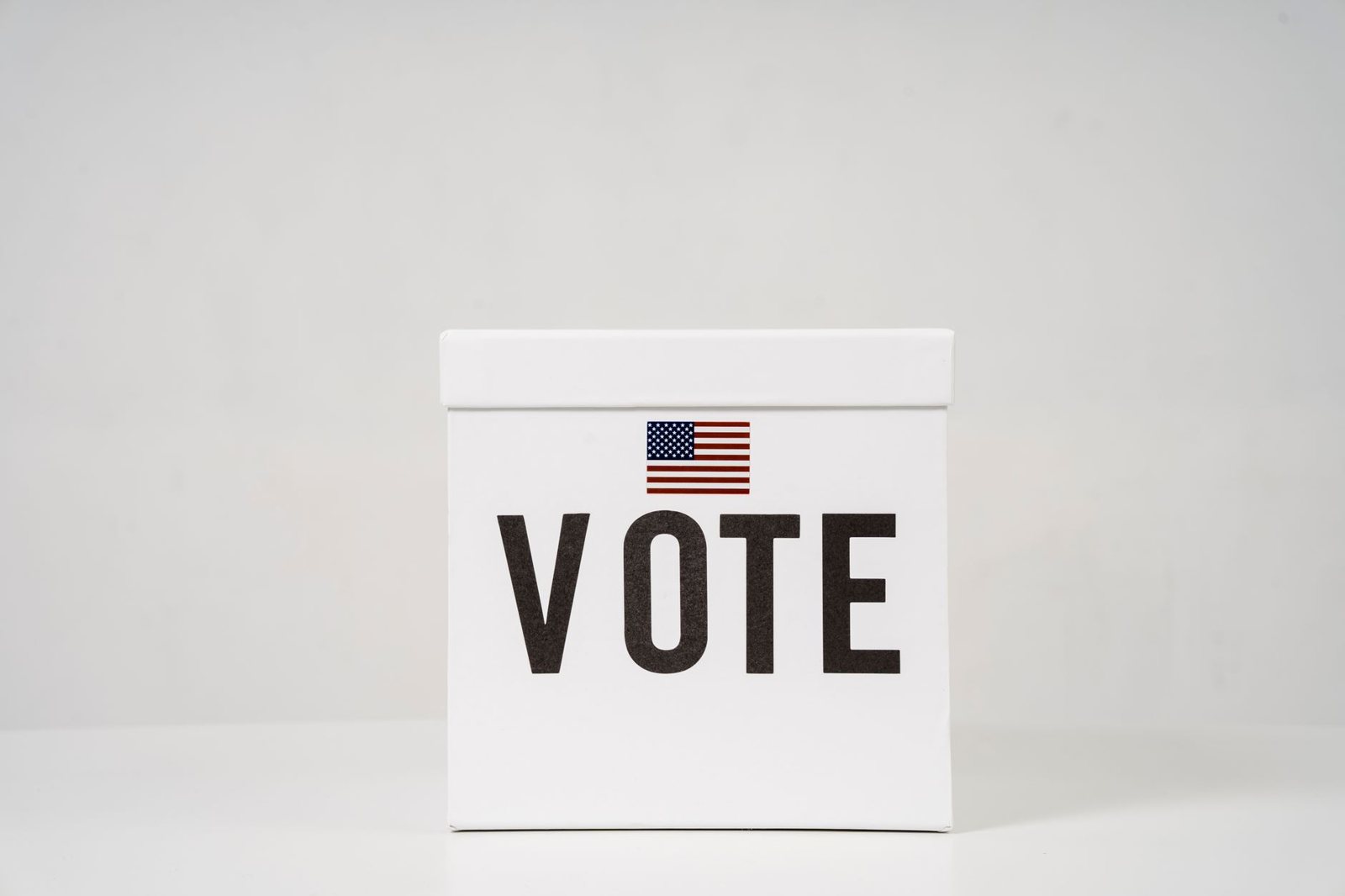 Urna de votación con la palabra Vote, imagen ilustrativa sobre la injerencia en elecciones de 2030