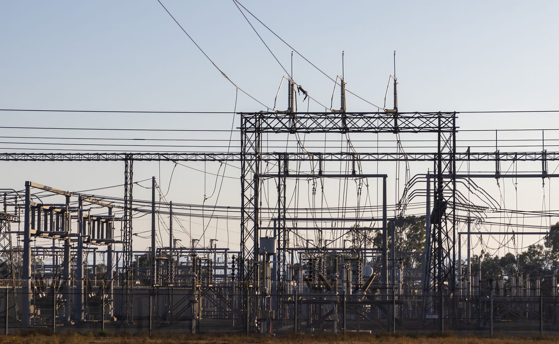 Subestación eléctrica de alto voltaje con estructuras de acero, ilustración de la inversión eléctrica en transmisión y distribución en México
