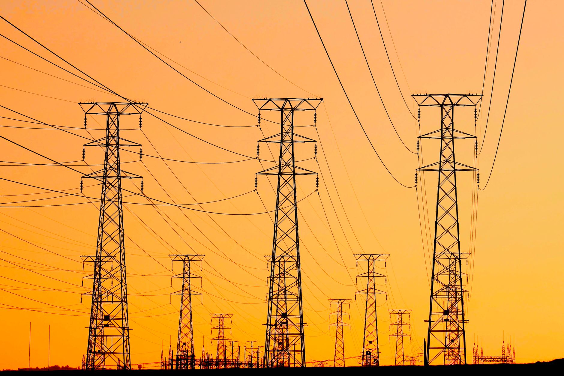 Líneas de transmisión al atardecer, imagen de referencia de la inversión eléctrica y la cobertura de 99.88% en México