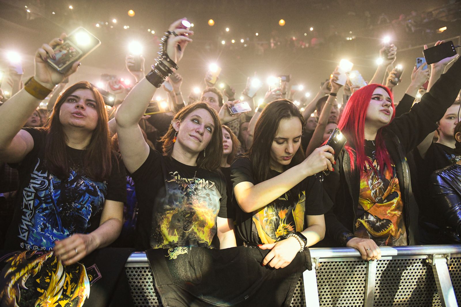 Fans con celulares en un concierto de rock en vivo, público que asistirá a Iron Maiden en CDMX