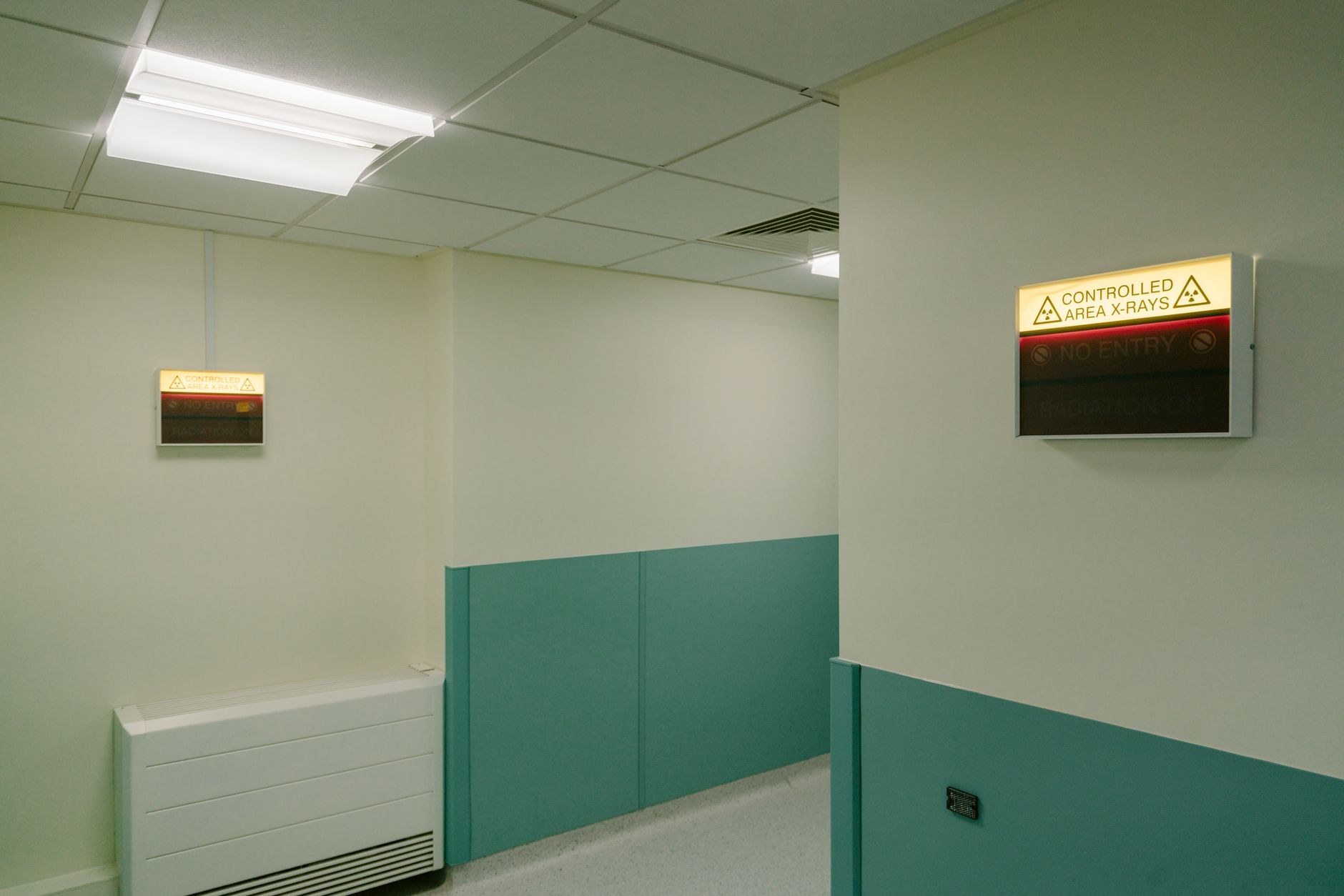 Pasillo interior de un hospital, ilustración sobre sepsis y atención médica