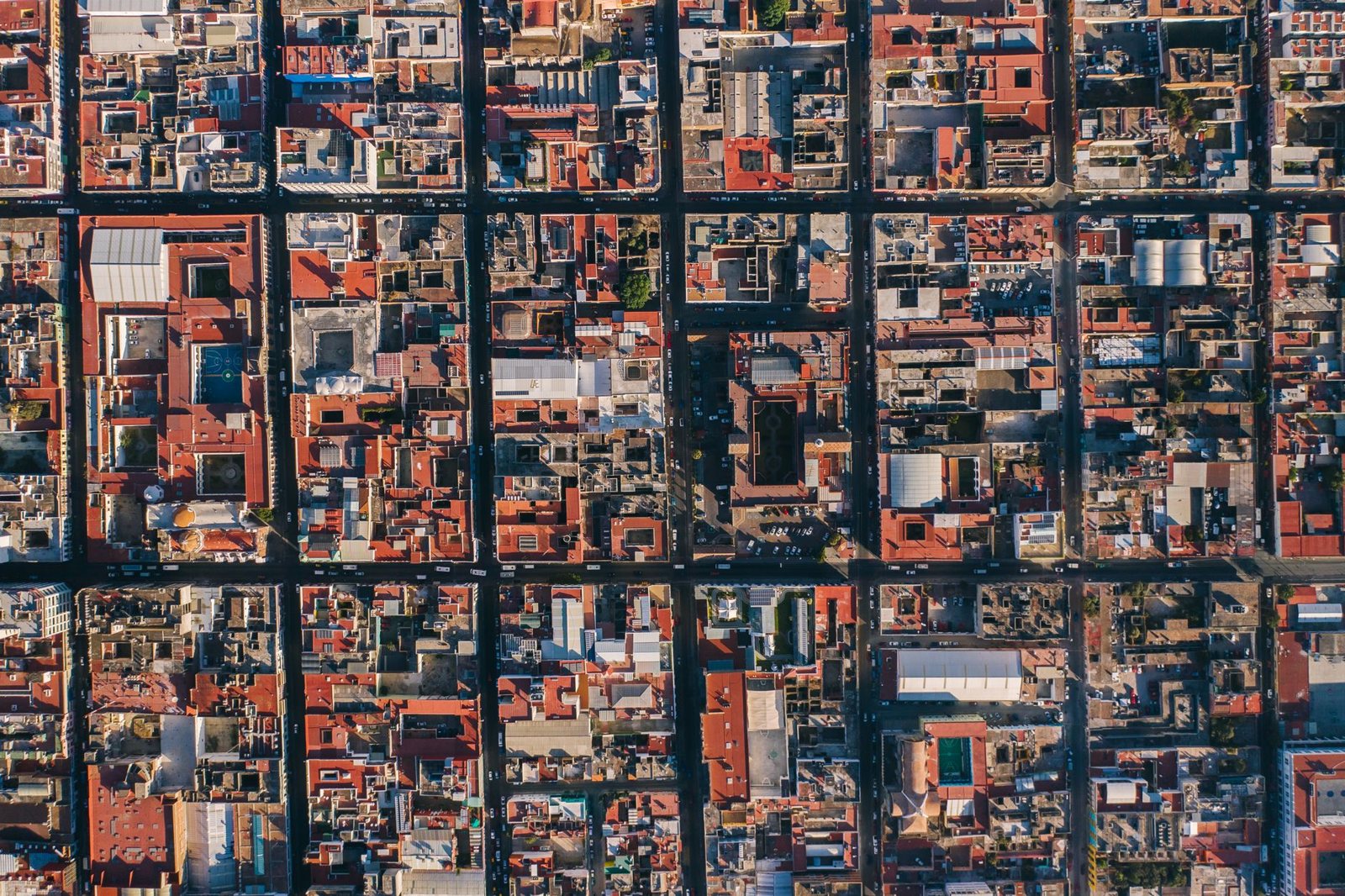 Vista aérea de manzanas y construcciones de una ciudad mexicana, ejemplo de predios que registra el catastro de la Ley Catastral