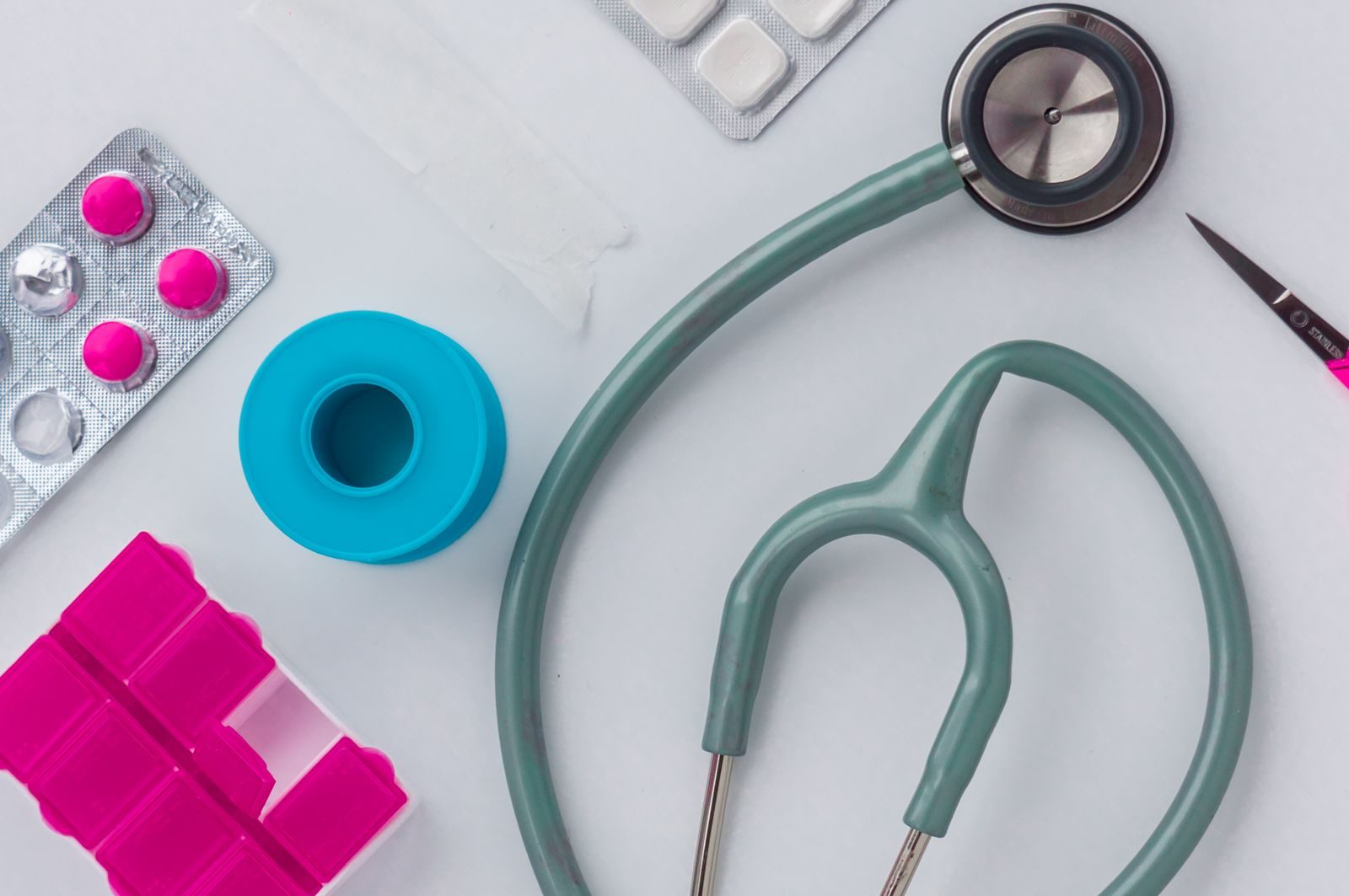 Estetoscopio y medicamentos sobre una mesa, abasto de medicinas en el IMSS