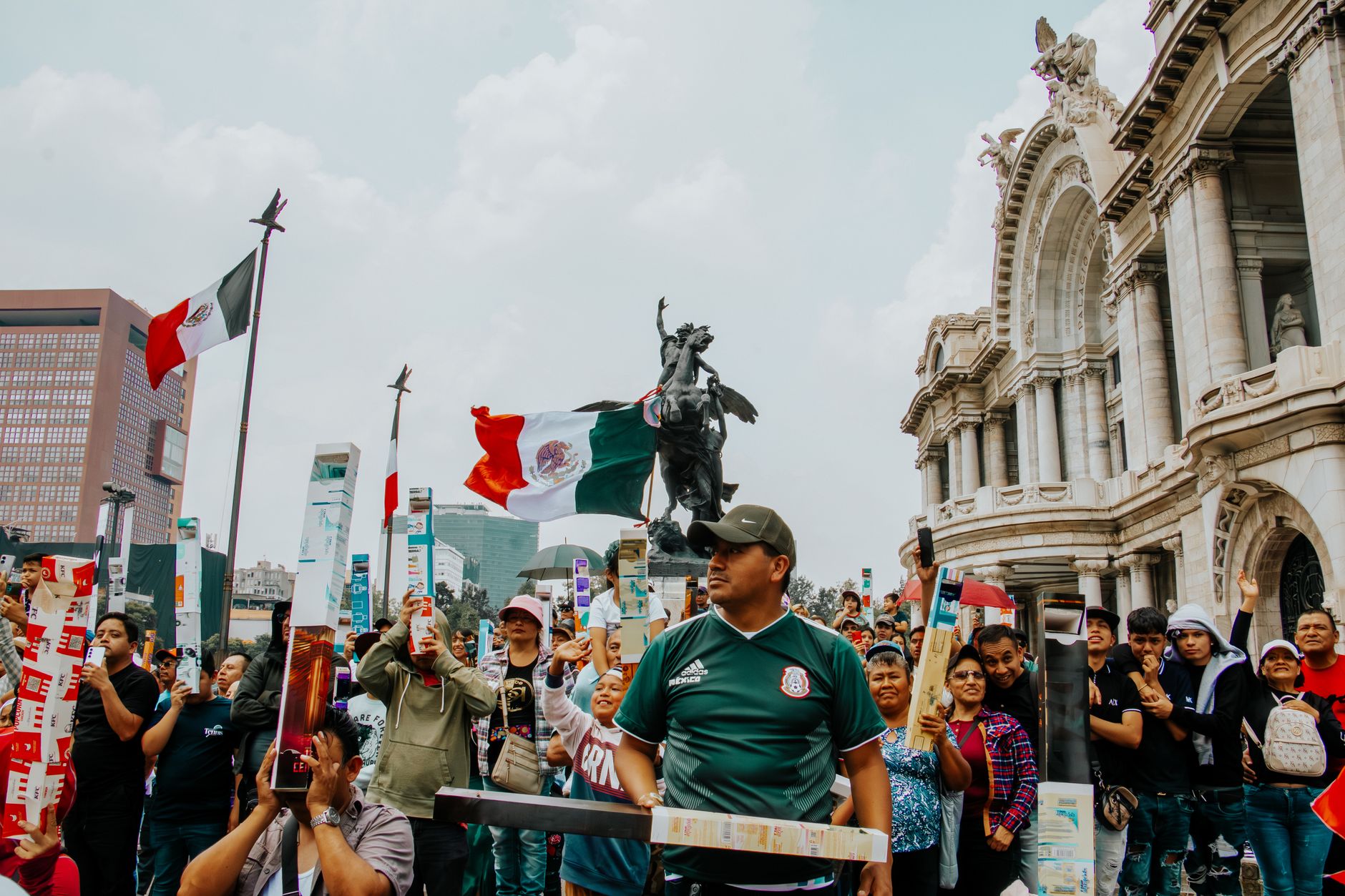 Multitud con banderas frente al Palacio de Bellas Artes, imagen de referencia de la celebración de los 15 años de Morena