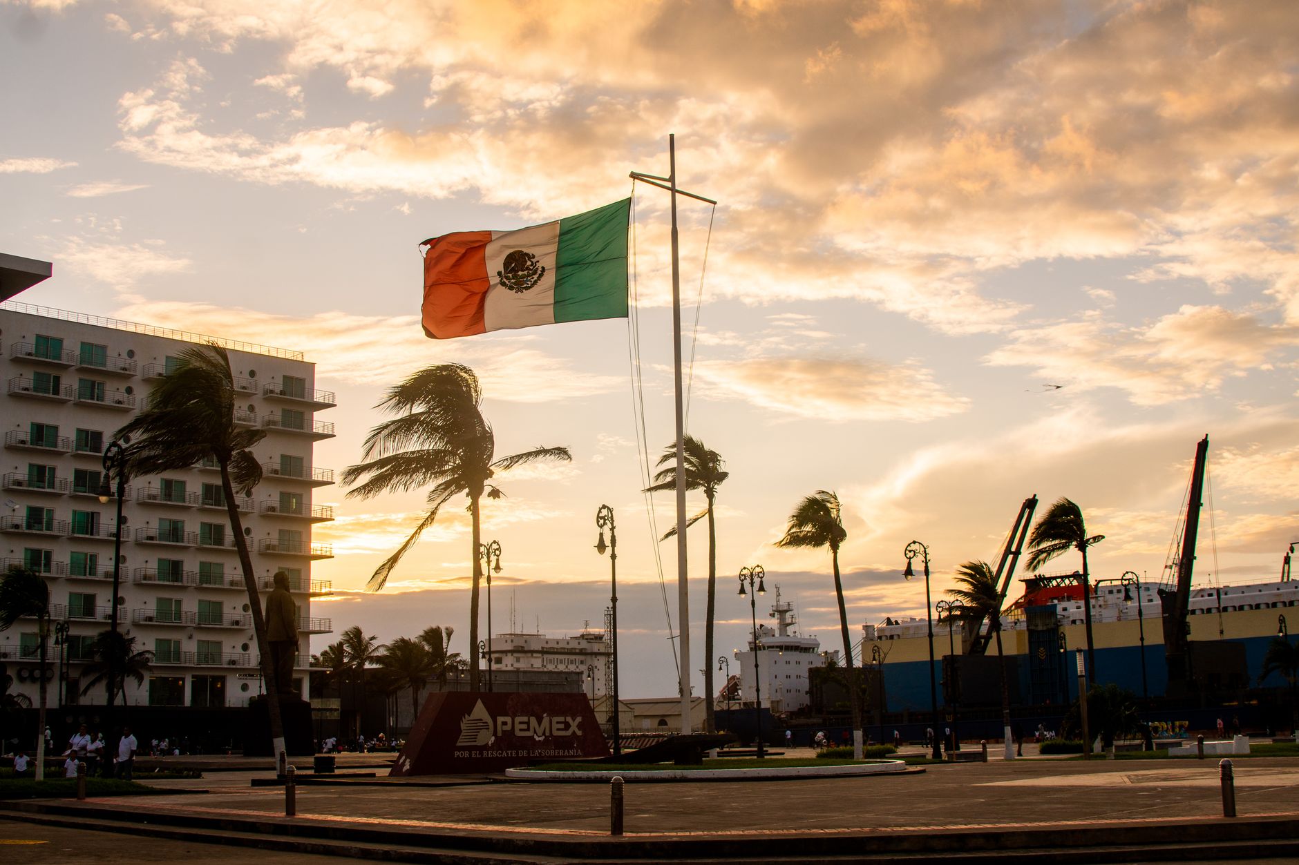 Bandera mexicana al atardecer en una plaza, imagen de referencia sobre los 15 años de Morena y su próxima celebración