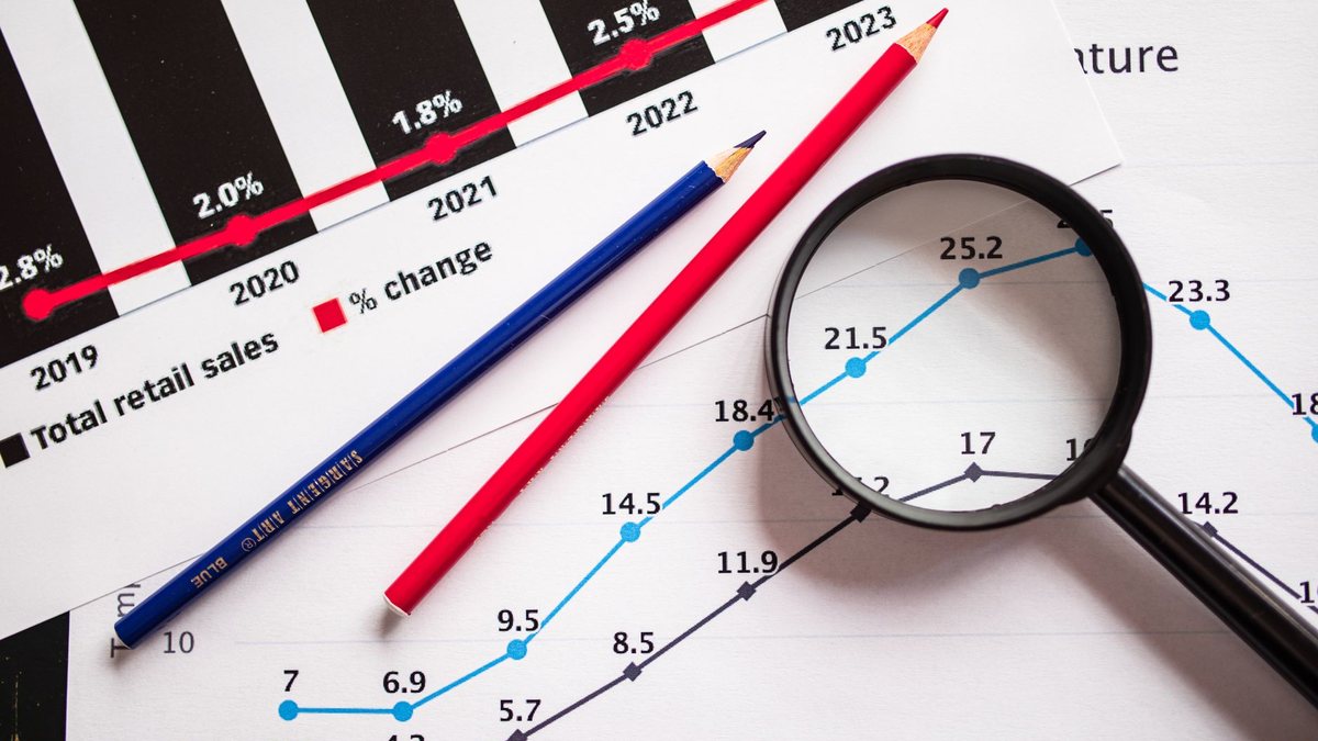 Gráficas de tendencias financieras con lupa, evasión fiscal y factureras en el Paquete Económico 2027