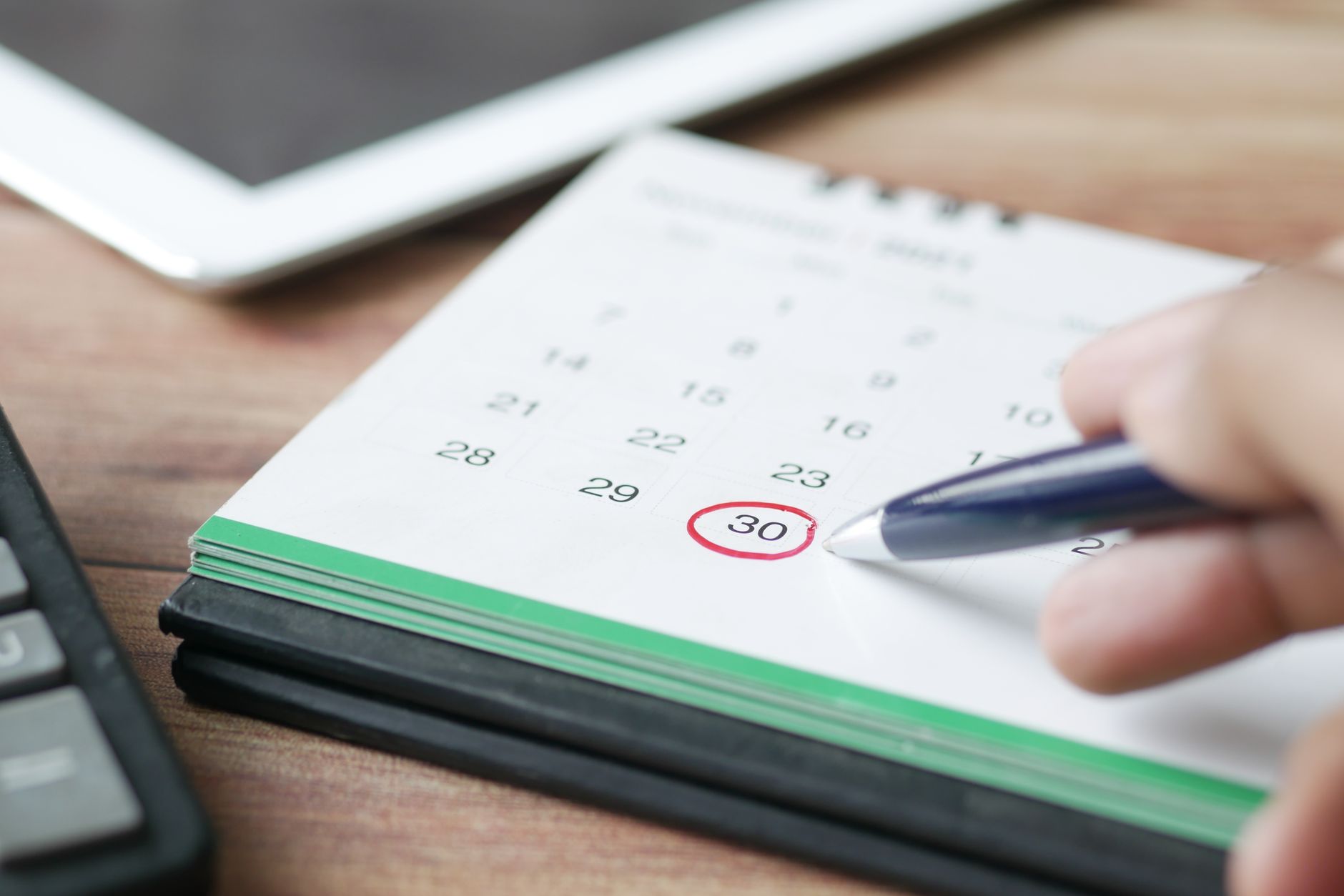 Mano marcando una fecha en un calendario, ilustración del calendario de la Pensión Bienestar noviembre 2026