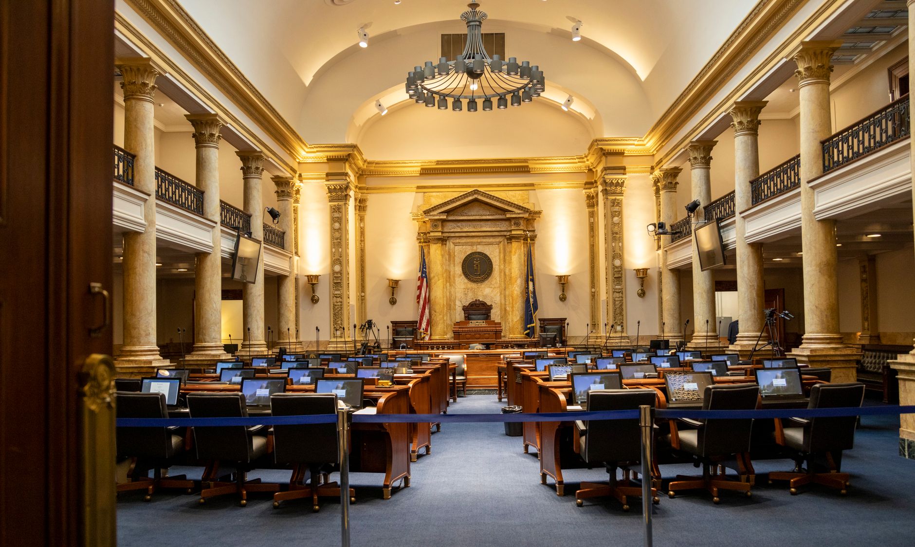 Recinto legislativo con asientos y tribuna, sede de la discusión sobre la pensión por viudez en concubinato