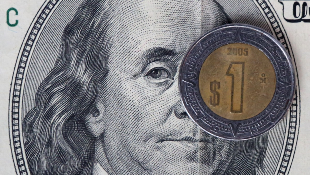 Peso mexicano se desploma y roza los 18.50 por dólar