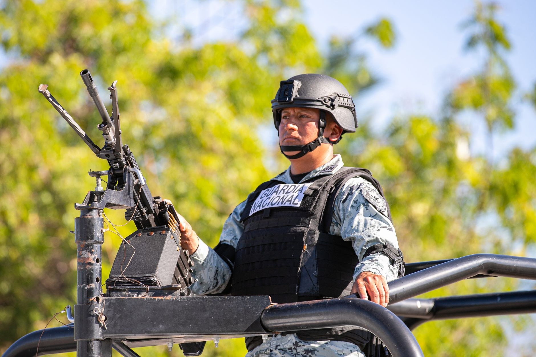 Elemento de la Guardia Nacional con casco y chaleco desplegado en un operativo del Plan DN-III-E