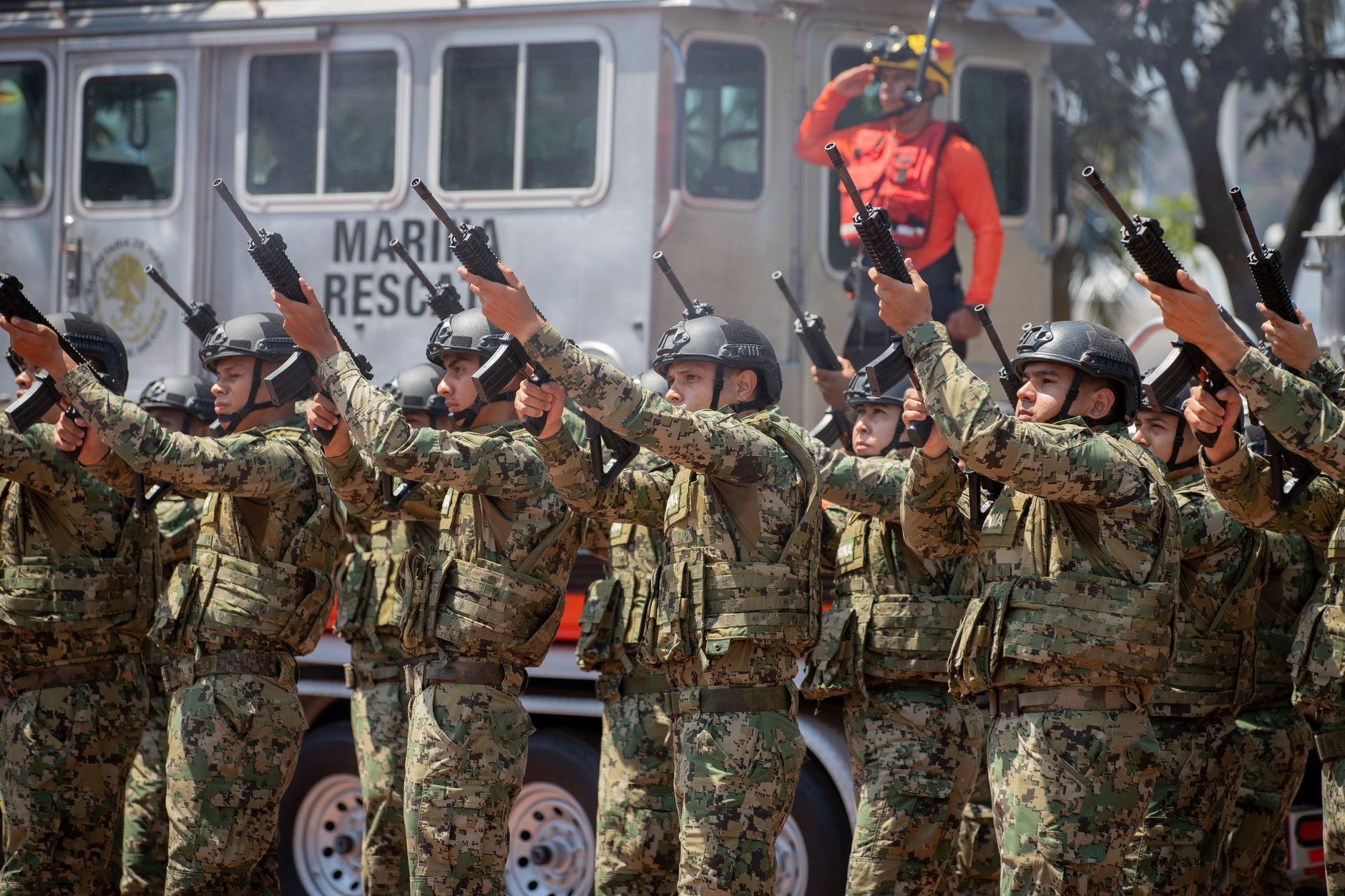 Personal de la Marina y militares formados en un rescate, apoyo del Plan DN-III-E
