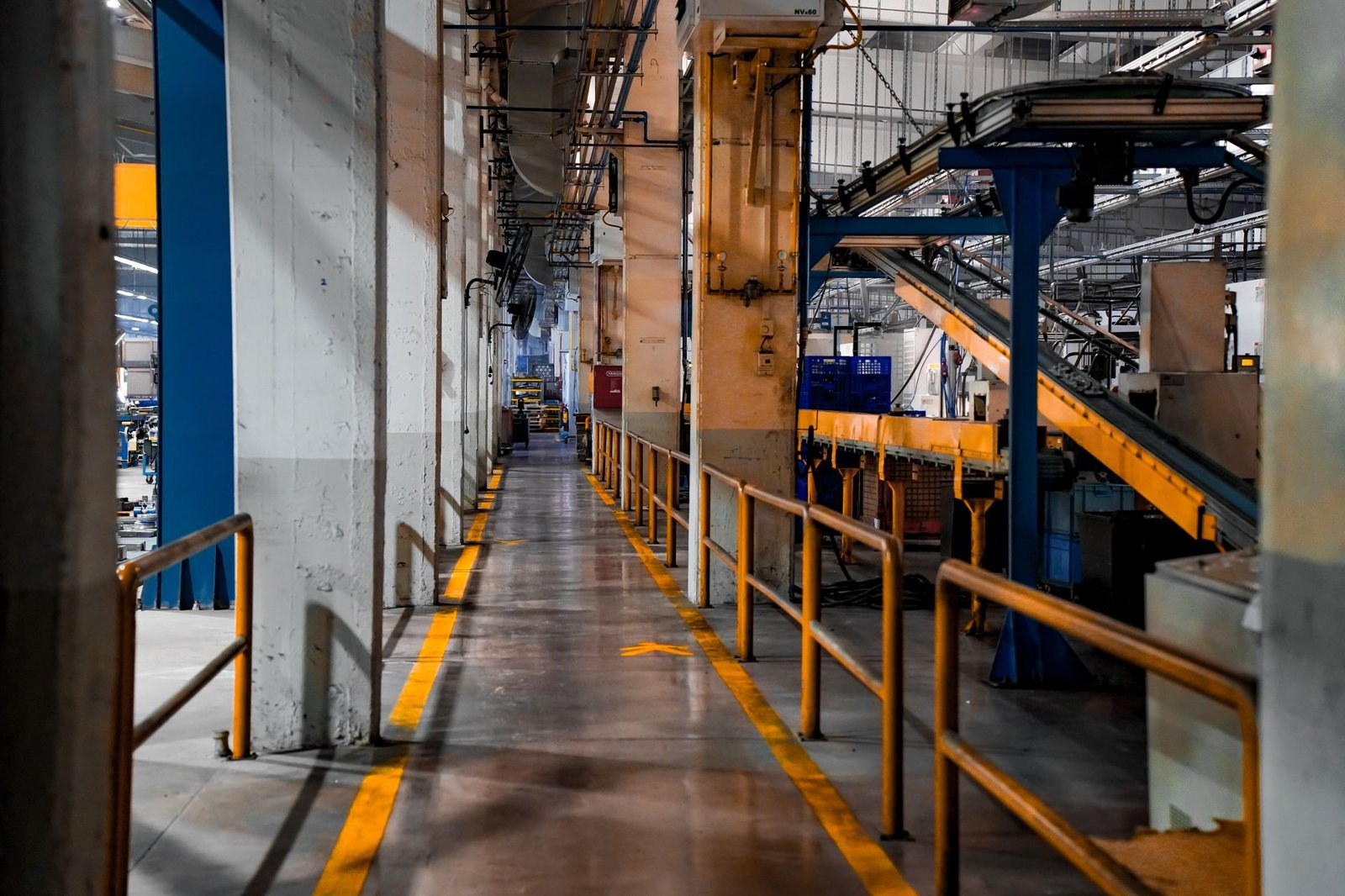 Interior de una fábrica moderna con maquinaria, sector que busca atraer el Plan México de inversión
