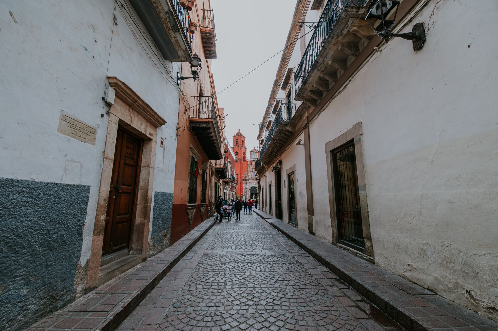 Calle empedrada de una ciudad colonial mexicana, ilustración del plan de seguridad para Morelos