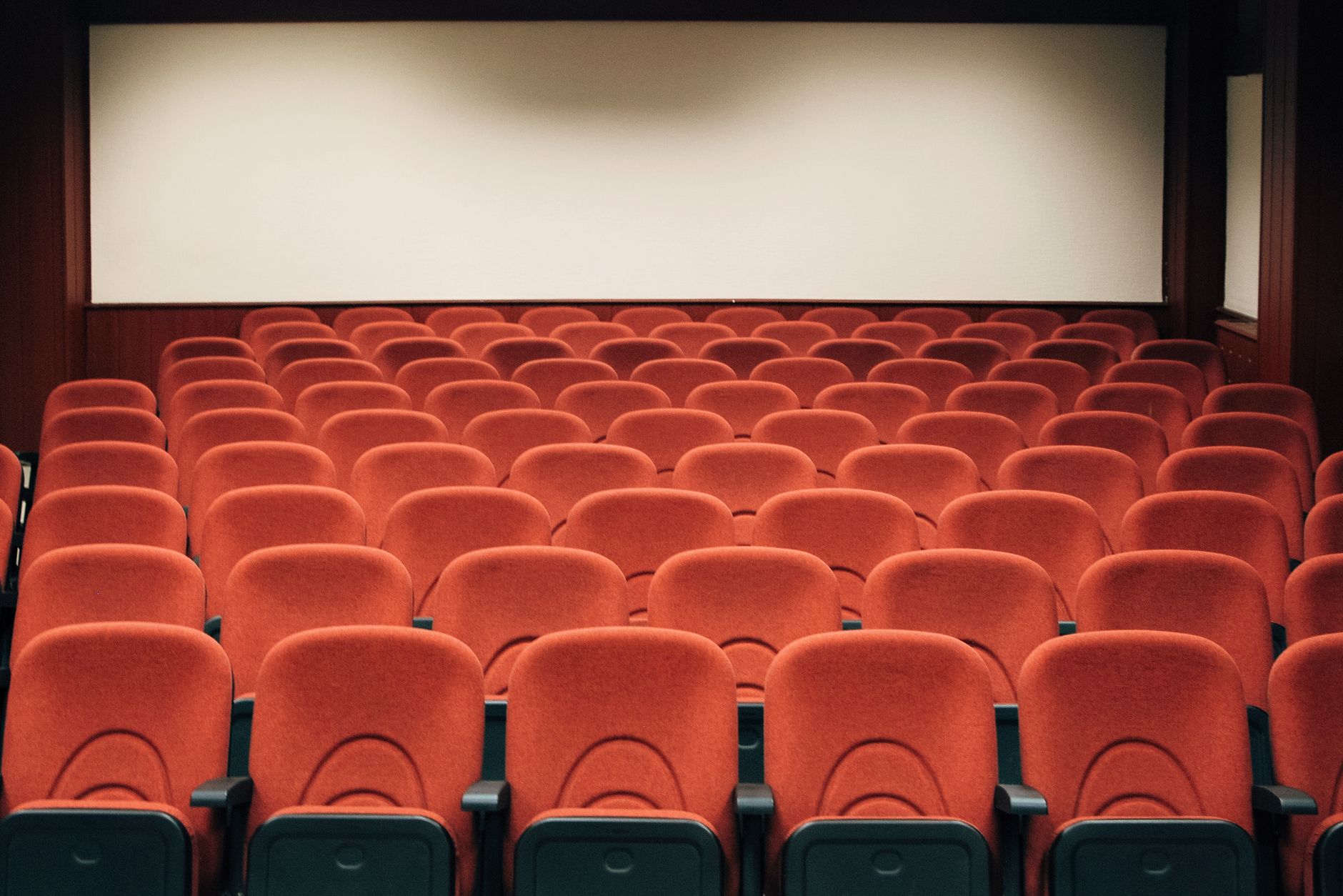 Sala de cine vacía con butacas rojas frente a la pantalla, imagen de referencia de los Premios Ariel 2026