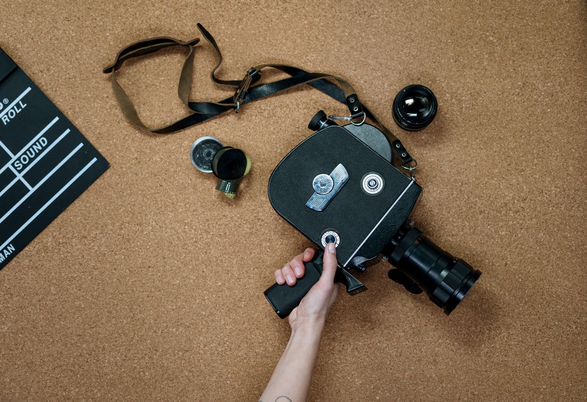 Cámara de cine antigua junto a una claqueta sobre una superficie de corcho, imagen de referencia del cine mexicano