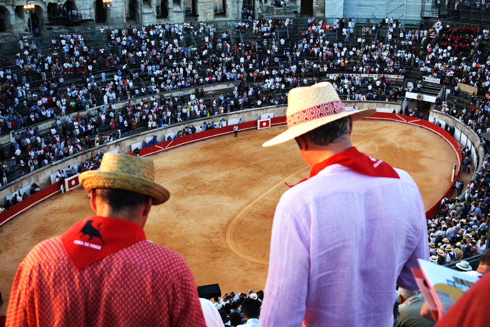 Plaza de toros vista desde arriba con público, ilustración del concierto de Ramón Ayala en La México