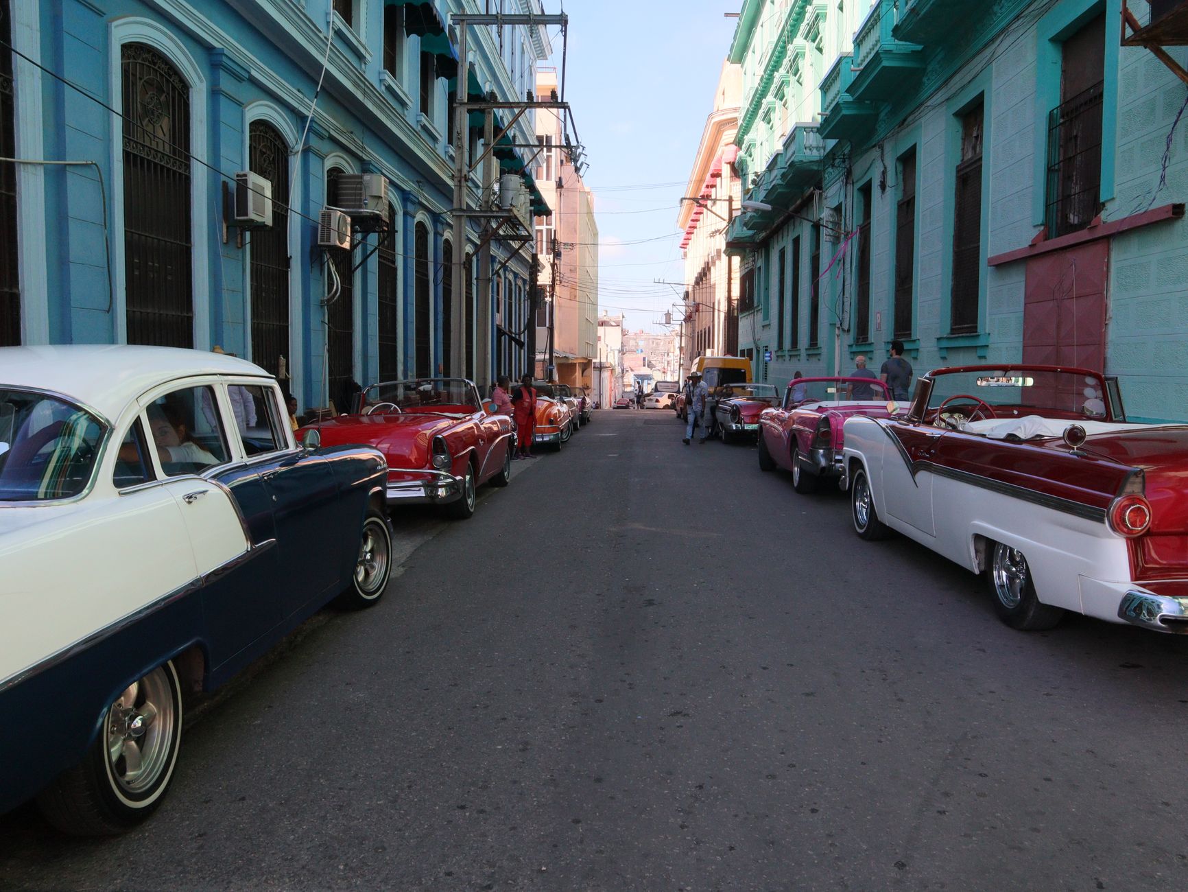 Raúl Castro orden de arresto y Cuba: calle de La Habana Vieja con autos clásicos estacionados