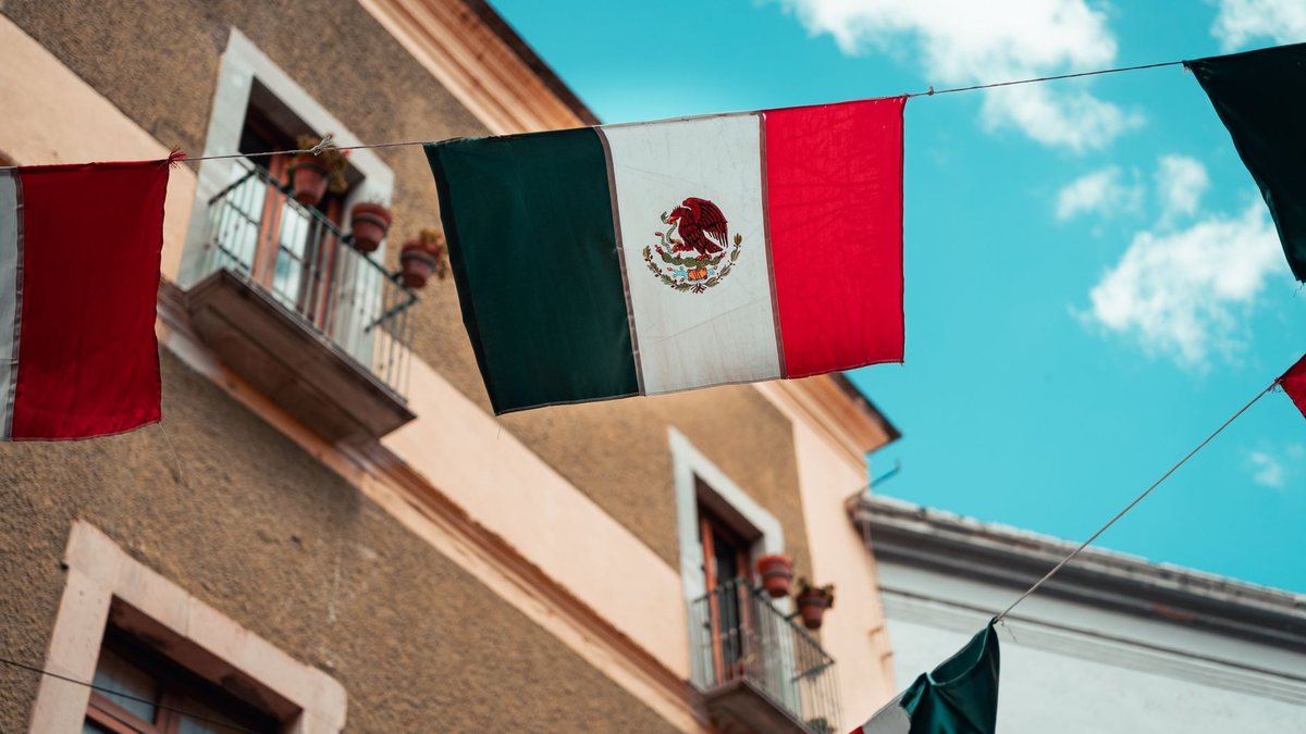 Banderas de México y arquitectura colonial en Guanajuato, nacionalidad única y reelección de diputados