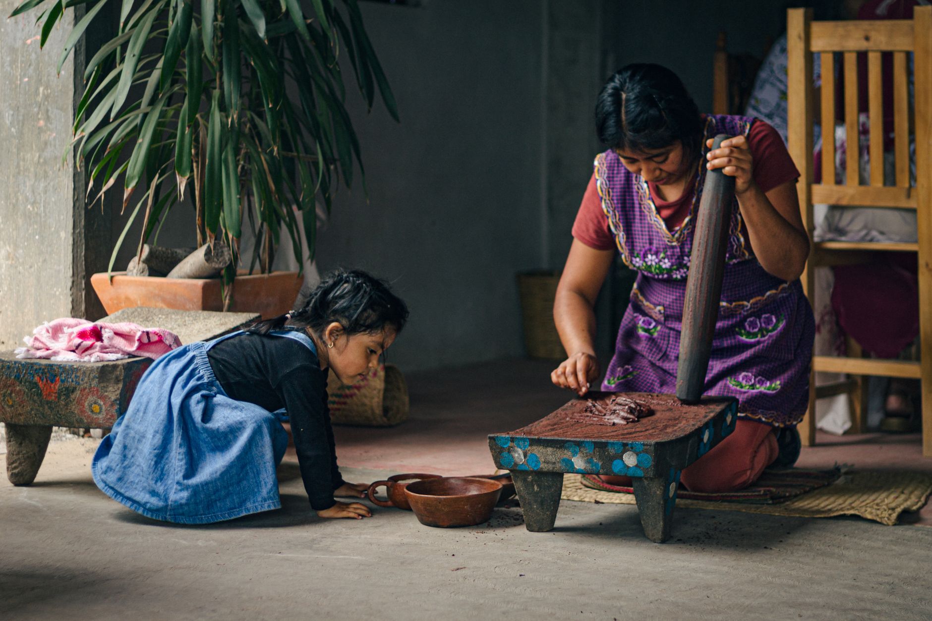 Madre e hija trabajando en una cocina tradicional, imagen ilustrativa de los hogares mexicanos que reciben remesas