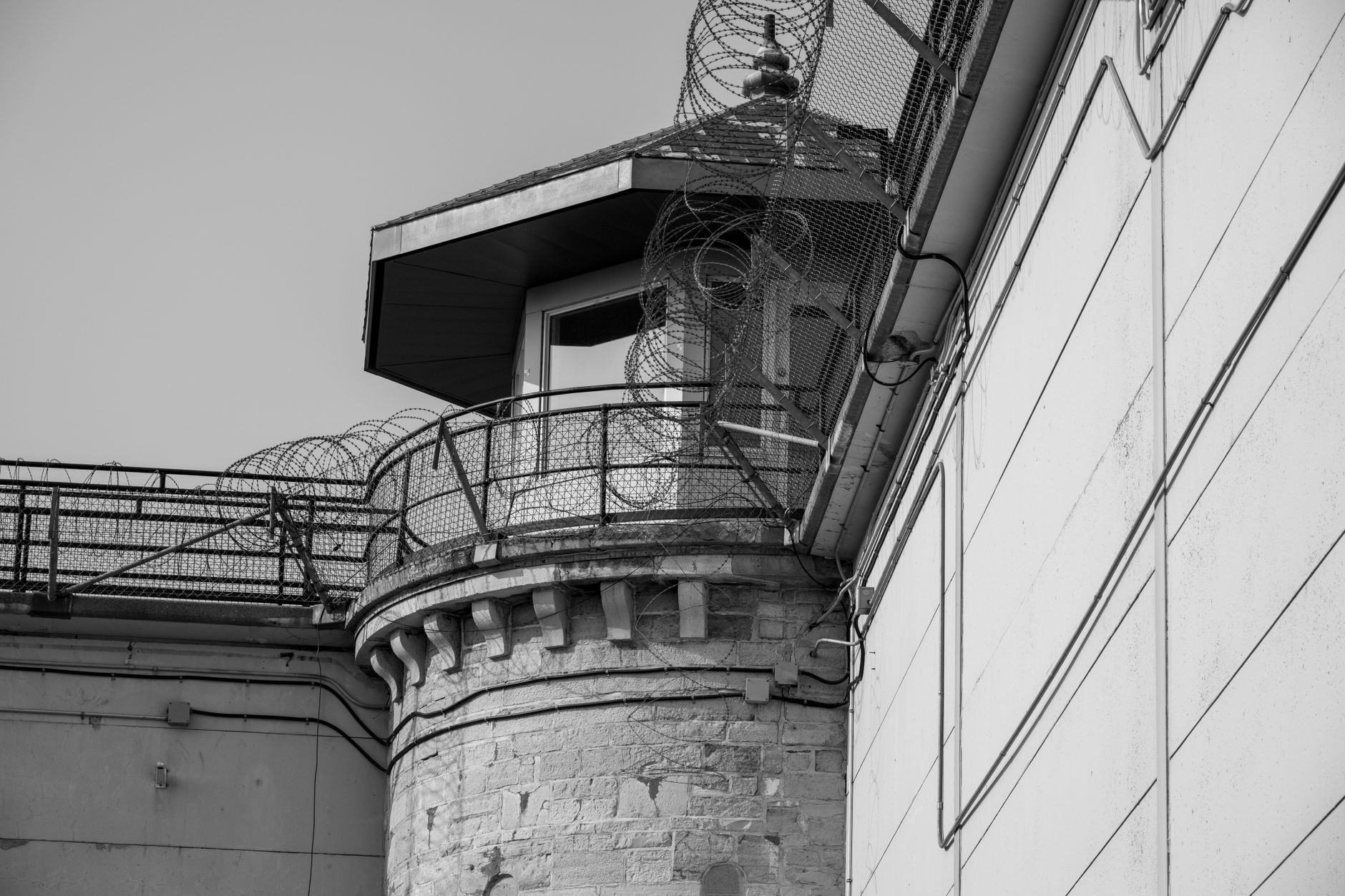 Torre de vigilancia con alambre de púas, ilustración de la seguridad en los seis nuevos penales