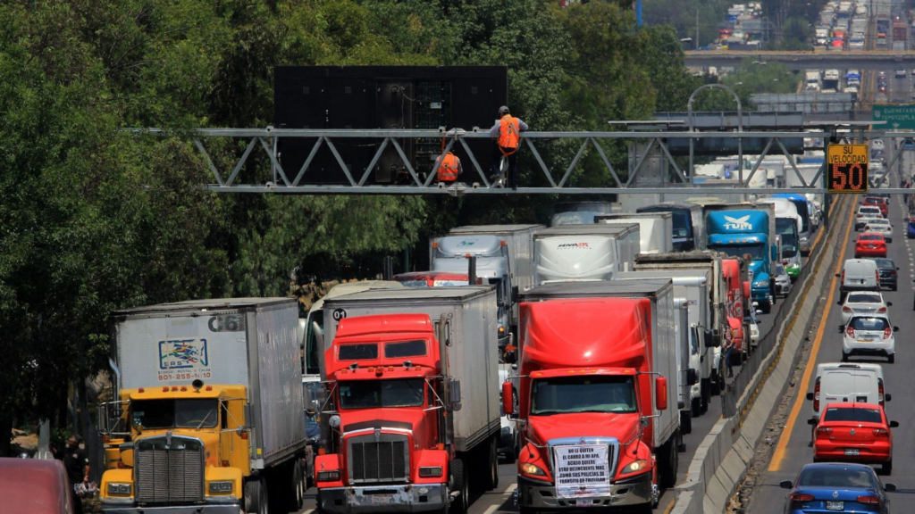 Transportistas bloquean carreteras y paralizan rutas clave en México