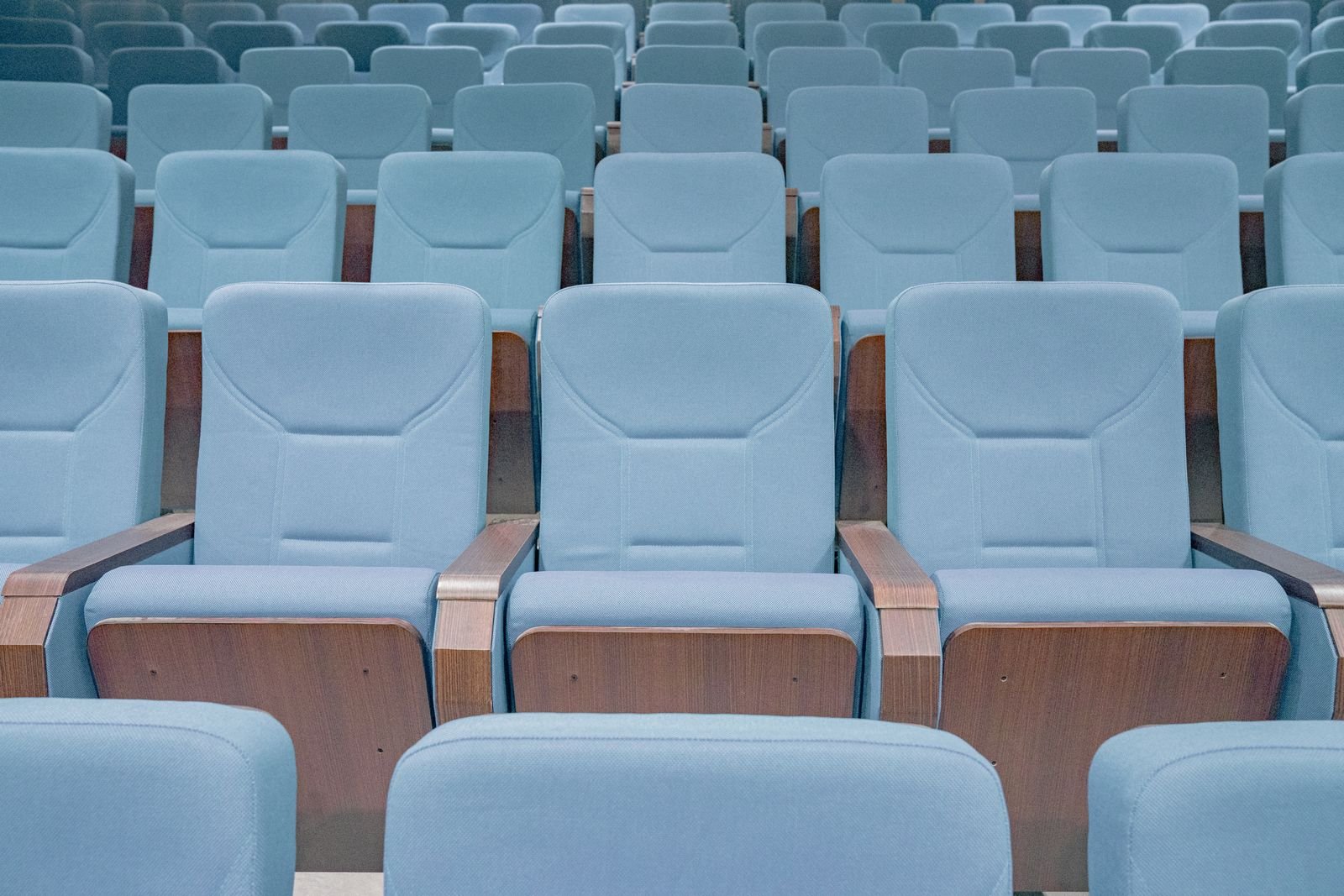 Filas de butacas vacías en un auditorio, lo que quedó de los conciertos de Yahir cancelados en Puebla, Pachuca y Toluca